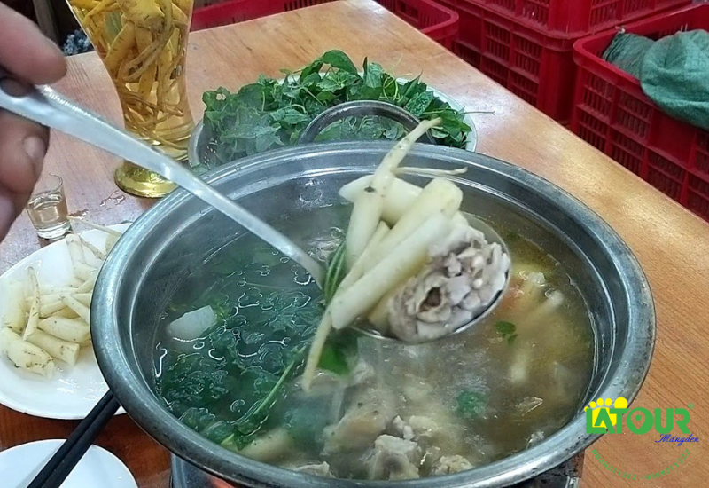 Hương vị thơm ngon của Lẩu gà lá sâm Măng Đen
